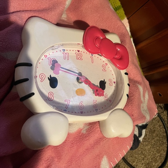 Hello Kitty Clock - Picture 2 of 4